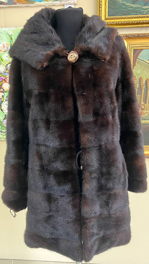 Шуба из норки Zigeer р.42-44; цв.коричневый; с капюшоном; пошив поперечный; вид длинноворсовая; рукав отстегивающийся; длина ниже бедра